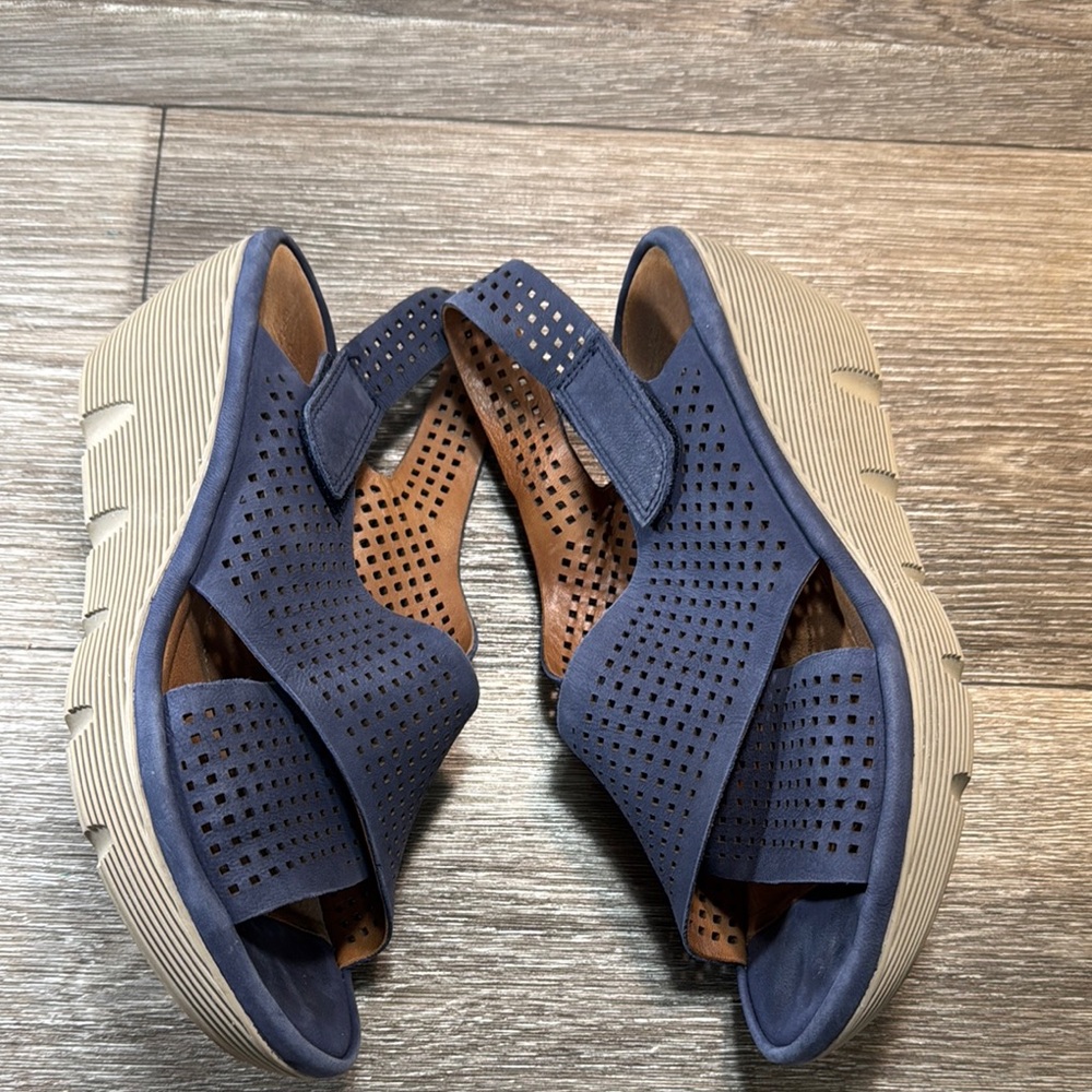 Clarks Blue Perforated Slingback wedge Sandals size 8 - Picture 2 of 5